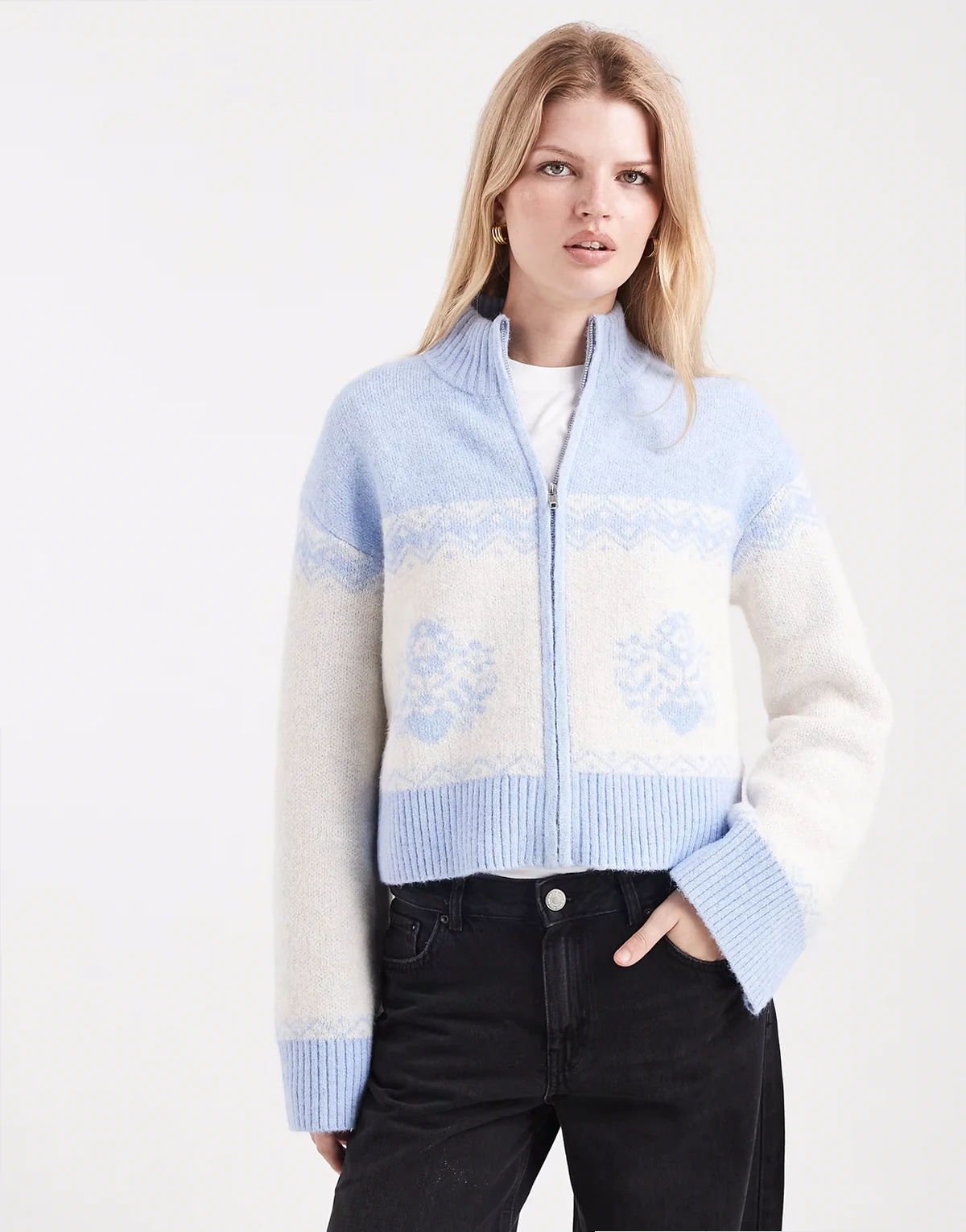 – Strickjacke in Blau mit Reißverschlussdetail und Muster