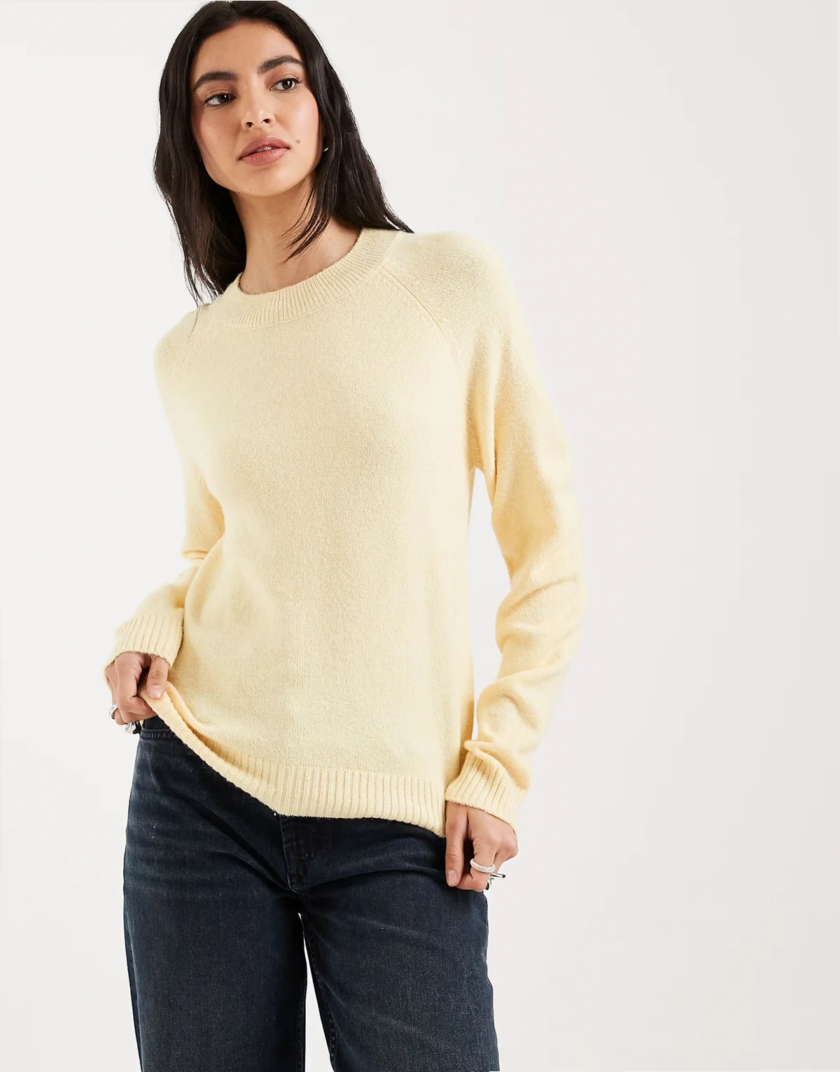 round neck knit sweater in heathered golden yellow