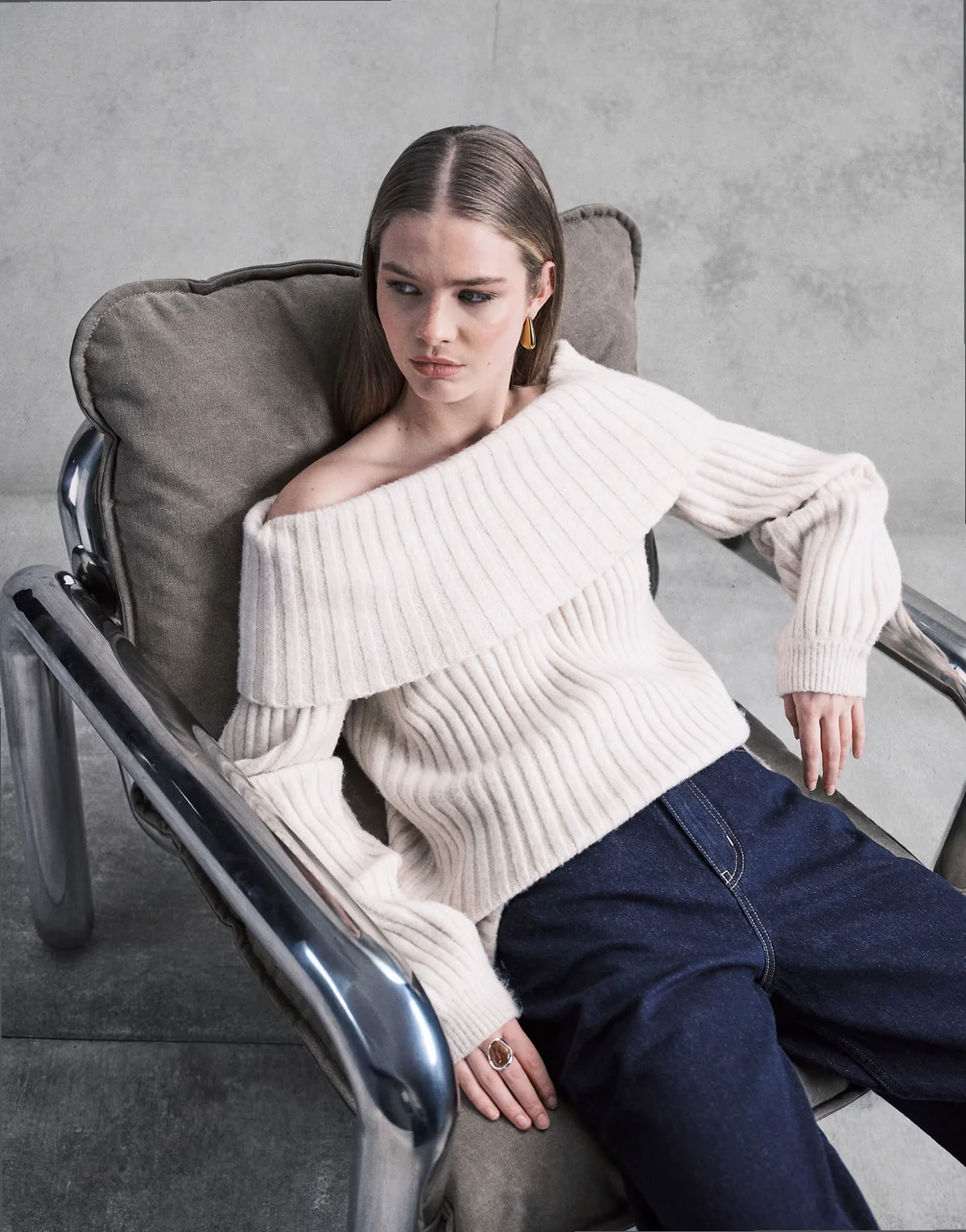 – Sweter oversize z dekoltem bardot w melanżowym kolorze złamanej bieli