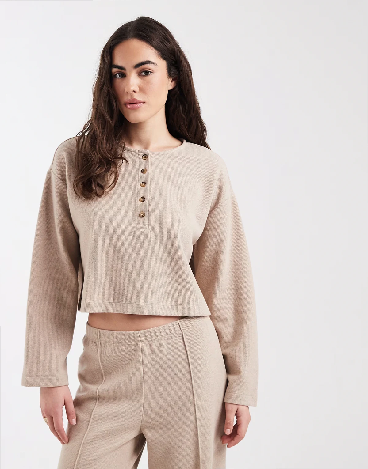 – Jasnobeżowy prążkowany top z dekoltem typu henley, część zestawu