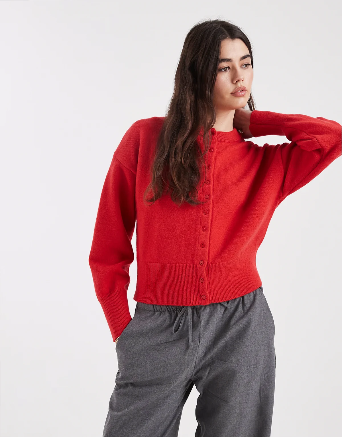 – Dopasowany w talii czerwony kardigan