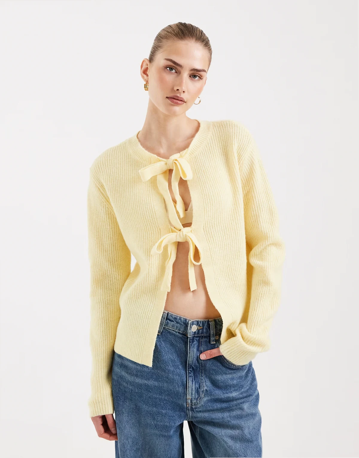 – Wendbare Strickjacke in Blassgelb mit gebundener Vorderseite