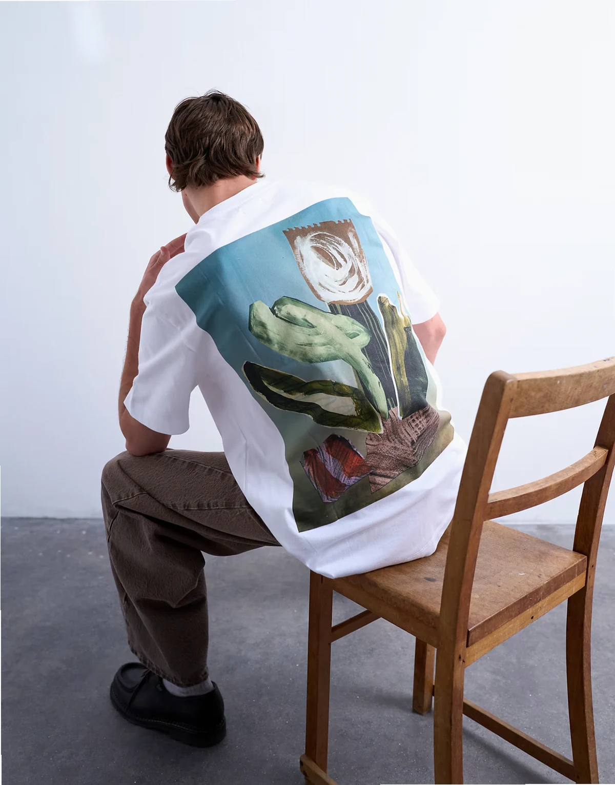 – Biały, luźny T-shirt z kolażowym nadrukiem kwiatów z przodu i z tyłu