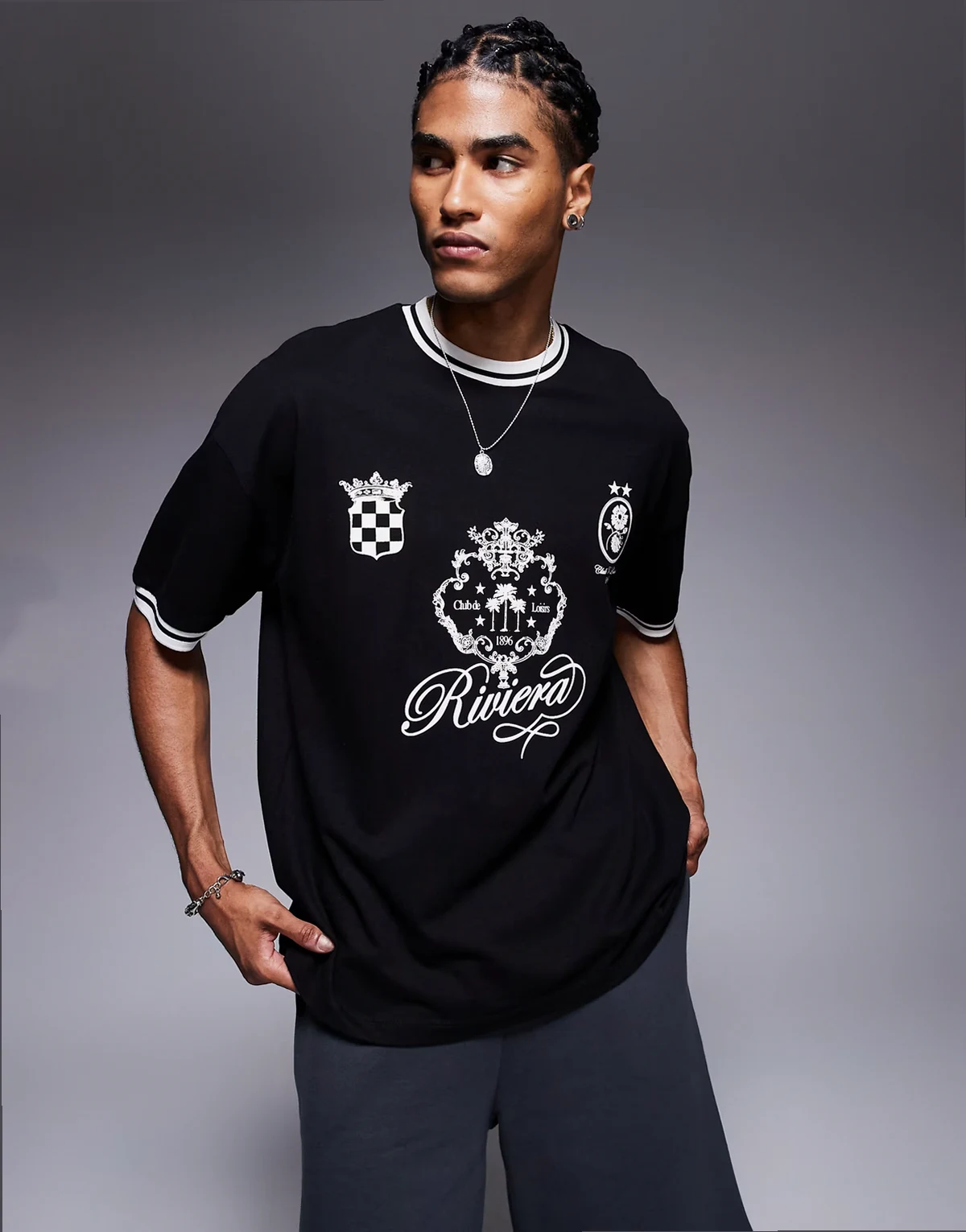 – Czarny T-shirt oversize z piłkarskim nadrukiem