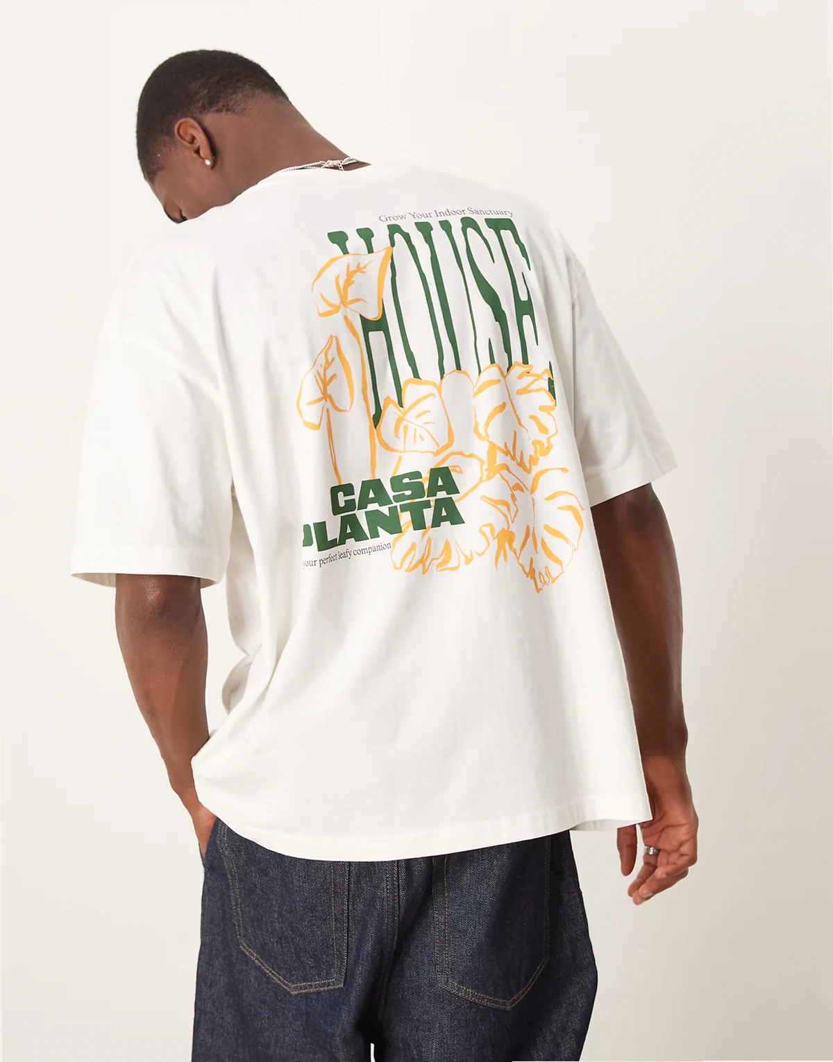 – Kremowy T-shirt oversize z grafiką z motywem kwiatów