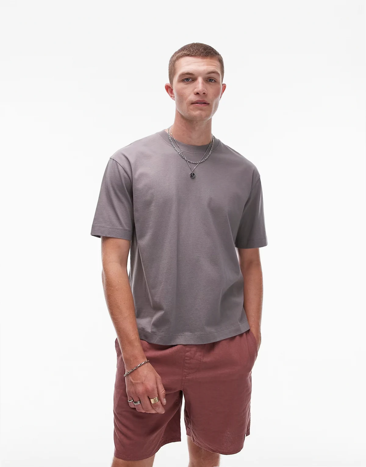 – Szary T-shirt o krótkim kroju