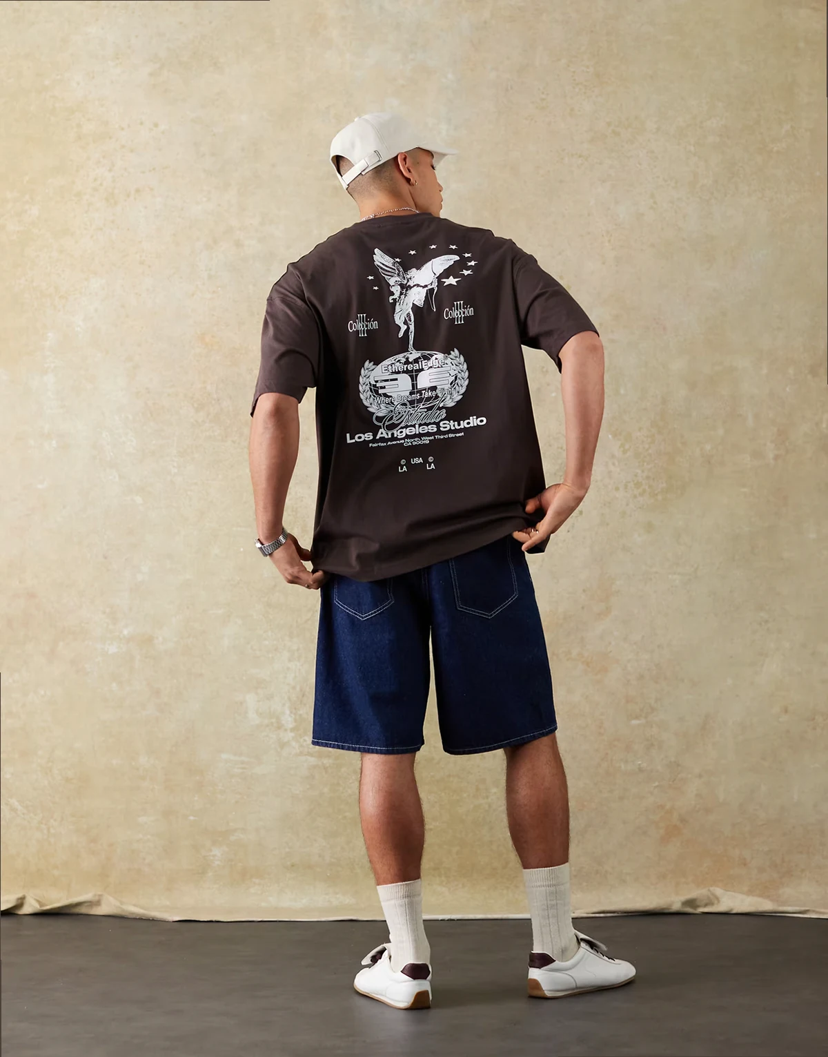 – Brązowy T-shirt oversize z grafiką