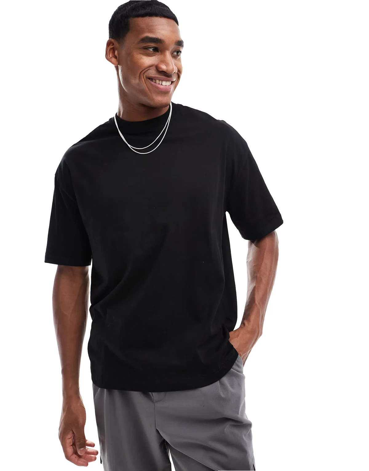 – Czarny t-shirt oversize