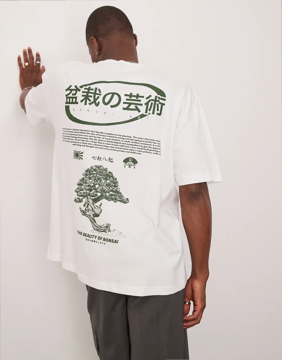 – Biały T-shirt oversize z grafiką z bonsai
