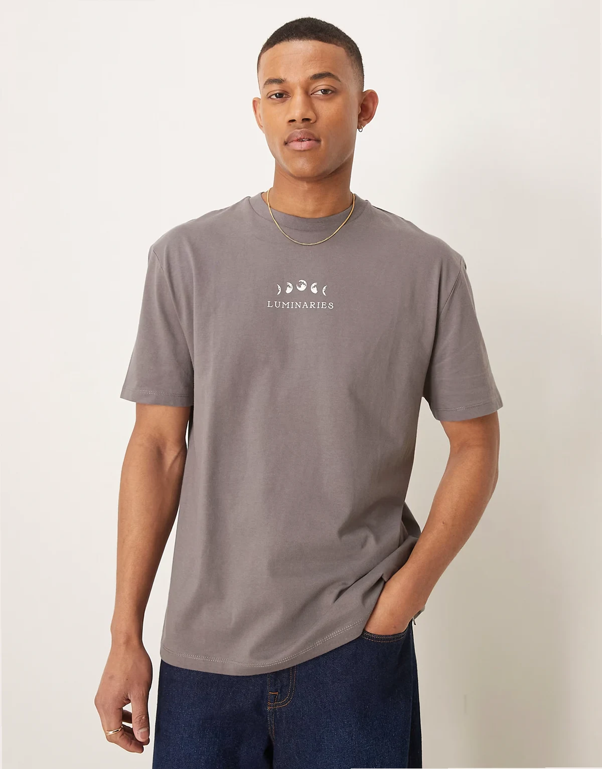 – Szary T-shirt o luźnym kroju z astronomicznym nadrukiem na klatce piersiowej