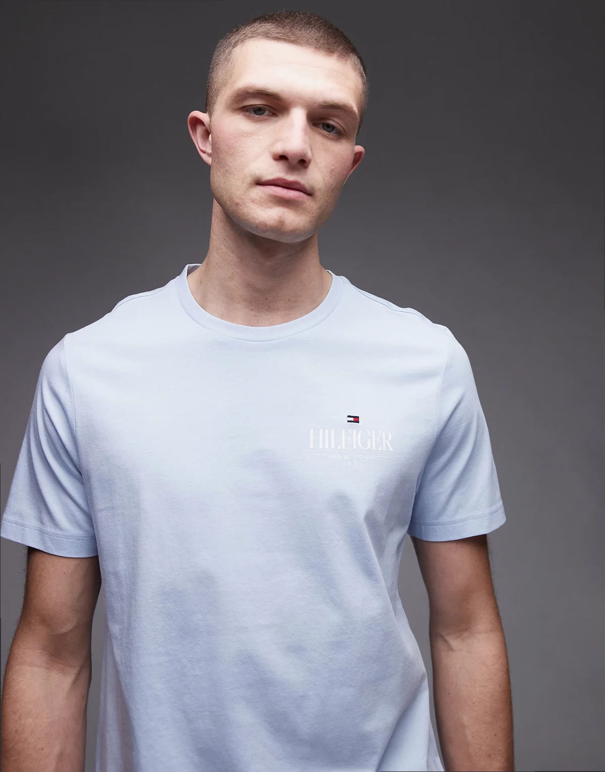 – Pastelowoniebieski T-shirt z logo