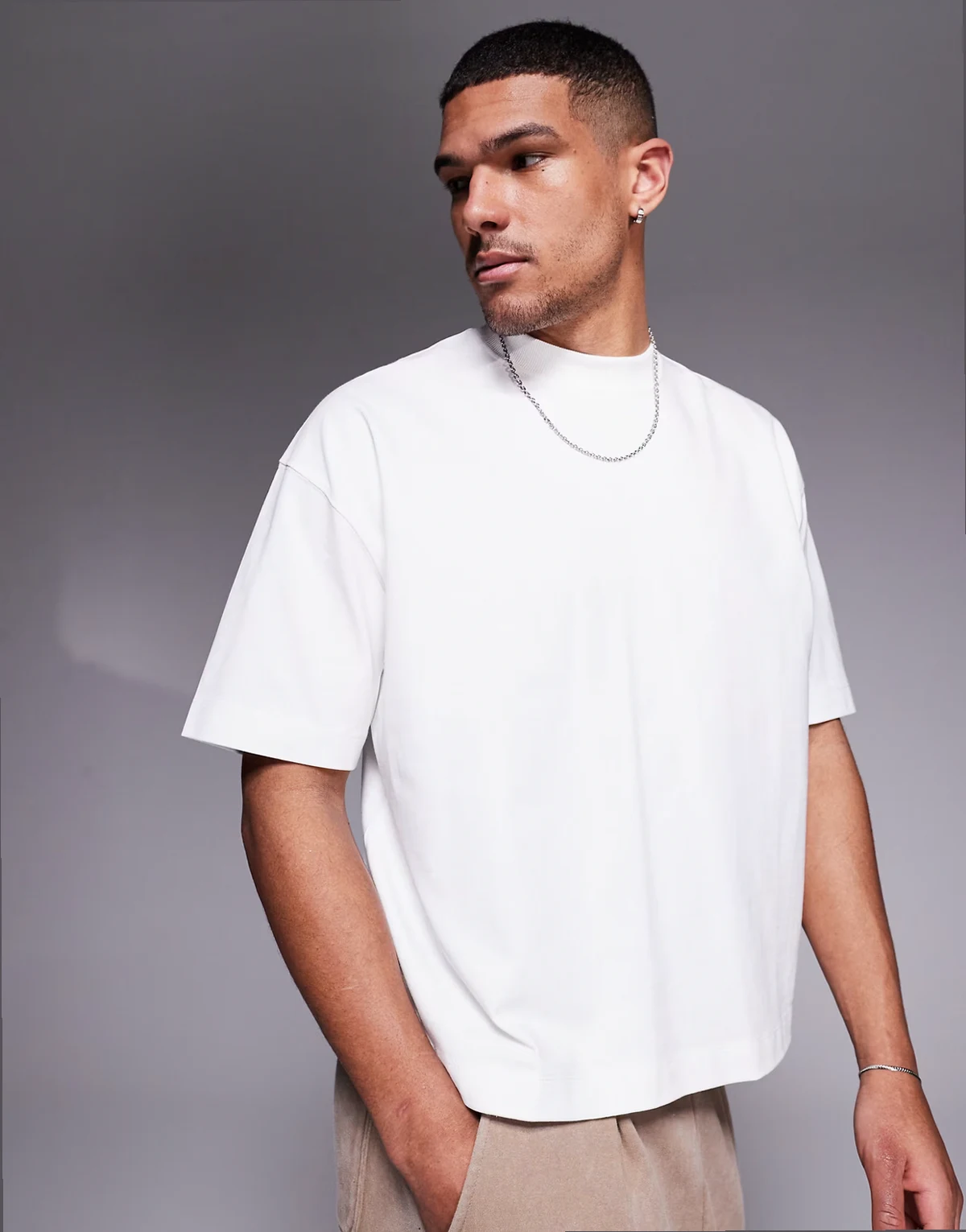 – Biały pudełkowy T-shirt oversize z bardzo grubego materiału