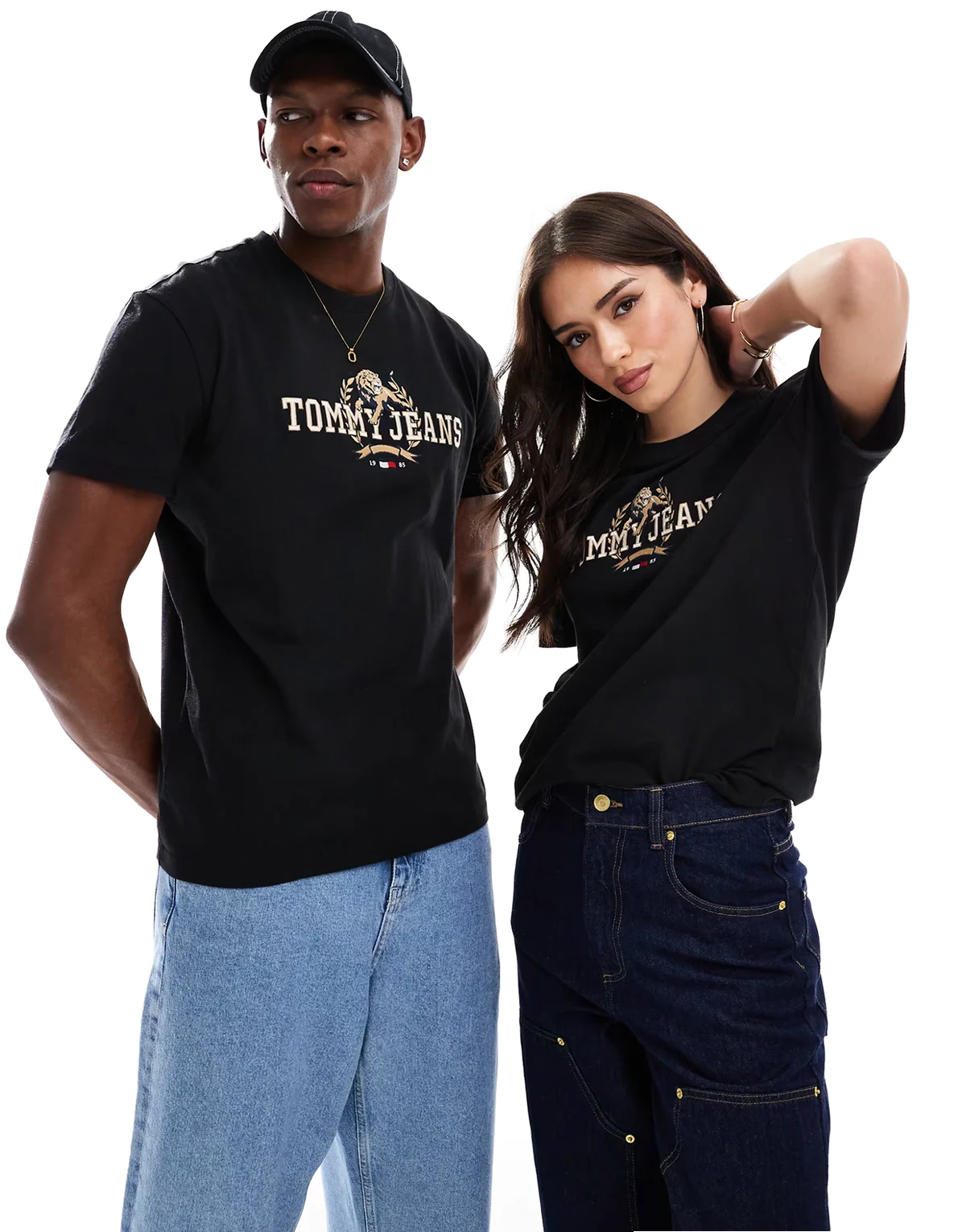 – Unisex-T-Shirt in Schwarz mit College-Print