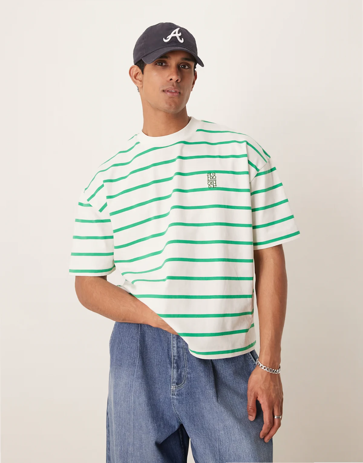 – Zielono-biały pudełkowy T-shirt oversize w paski z haftowanym logo