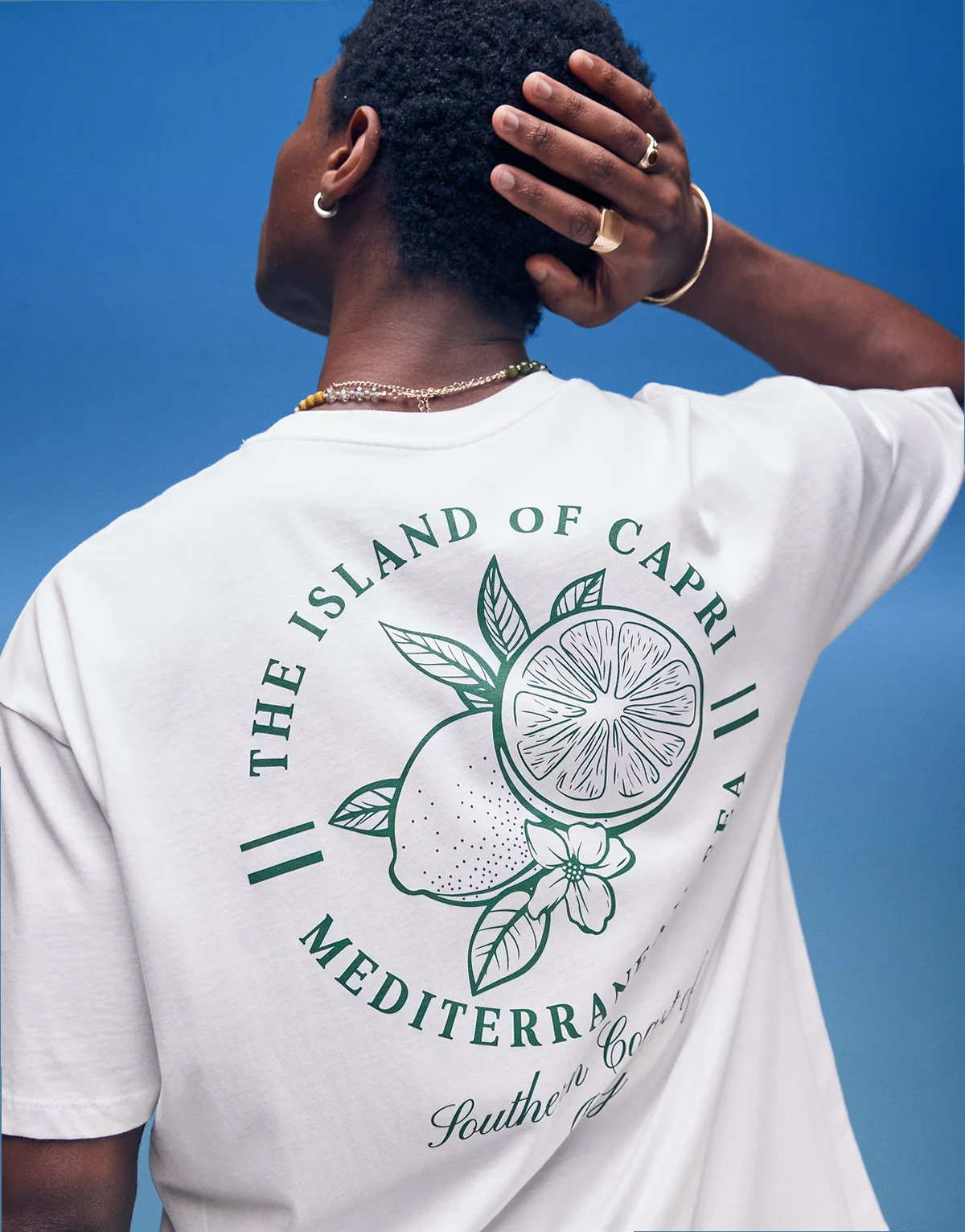 – Biały T-shirt oversize z grafiką z owocami