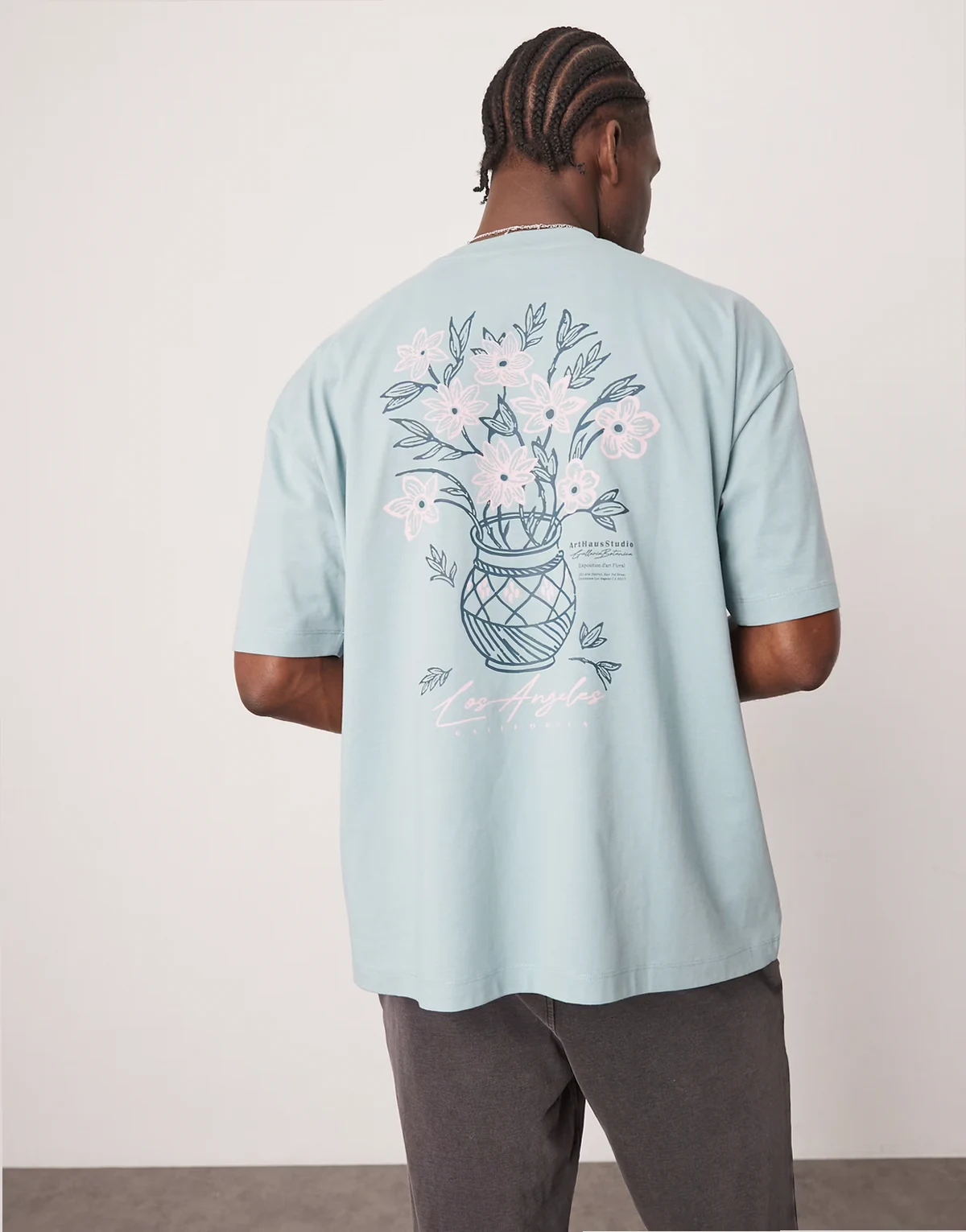 – Jasnoniebieski T-shirt oversize z kwiatową grafiką
