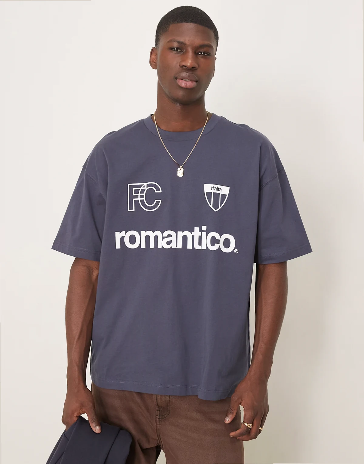 – Granatowy T-shirt oversize z piłkarską grafiką