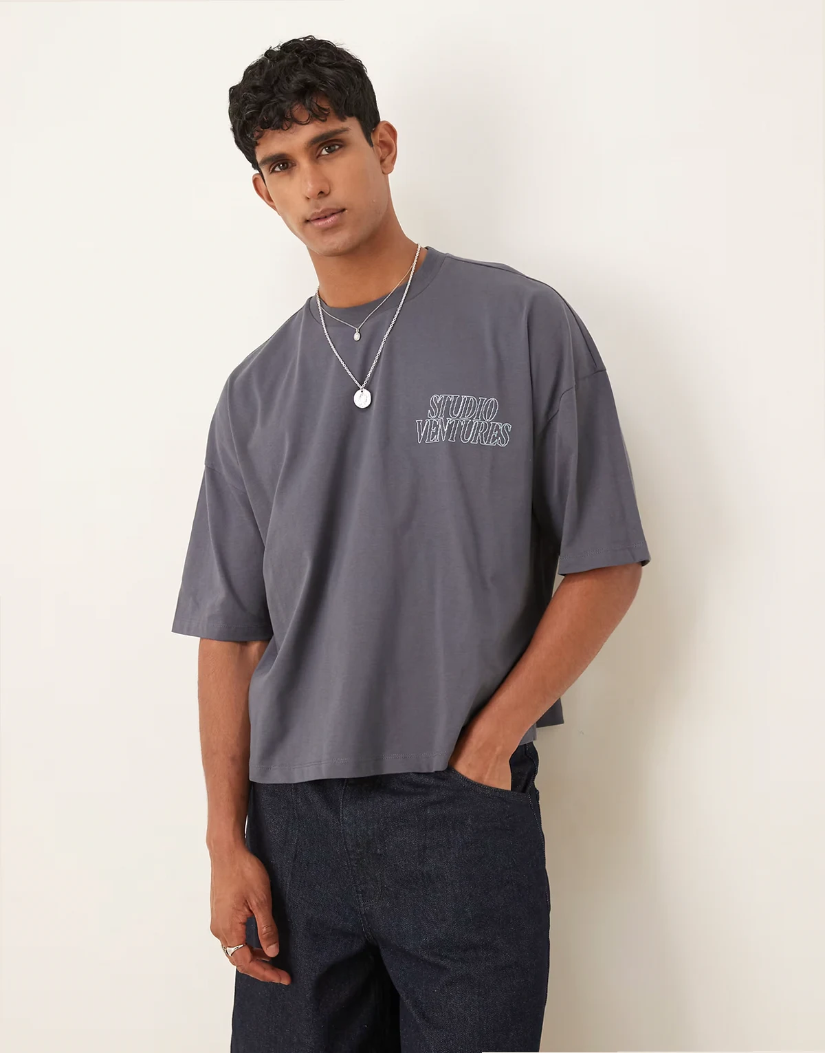 – Czarny sprany T-shirt oversize z haftowanym motywem na piersi