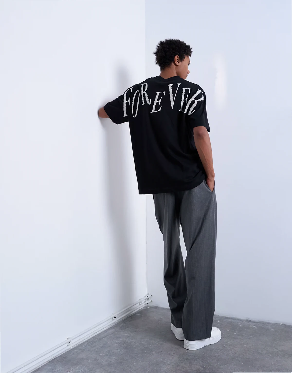 – Czarny T-shirt o luźnym kroju z haftowanym napisem Forever