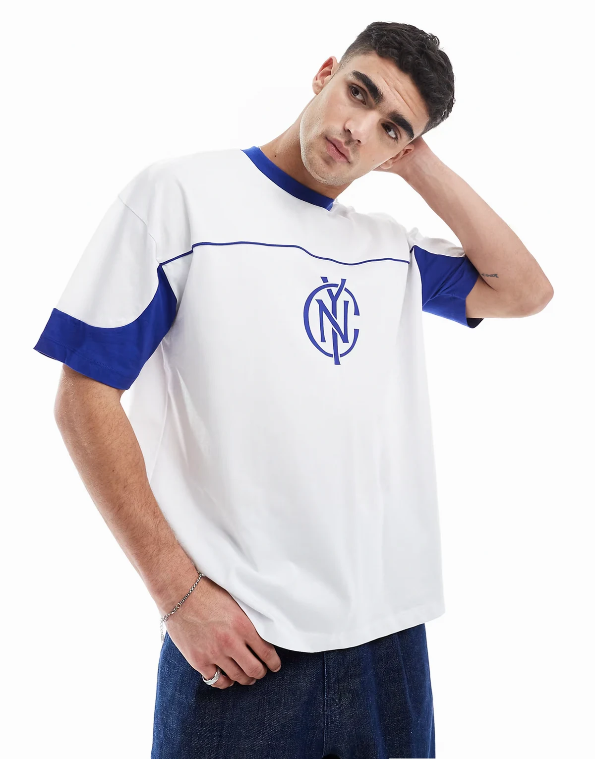 – Biały T-shirt oversize ze wstawkami i sportową grafiką