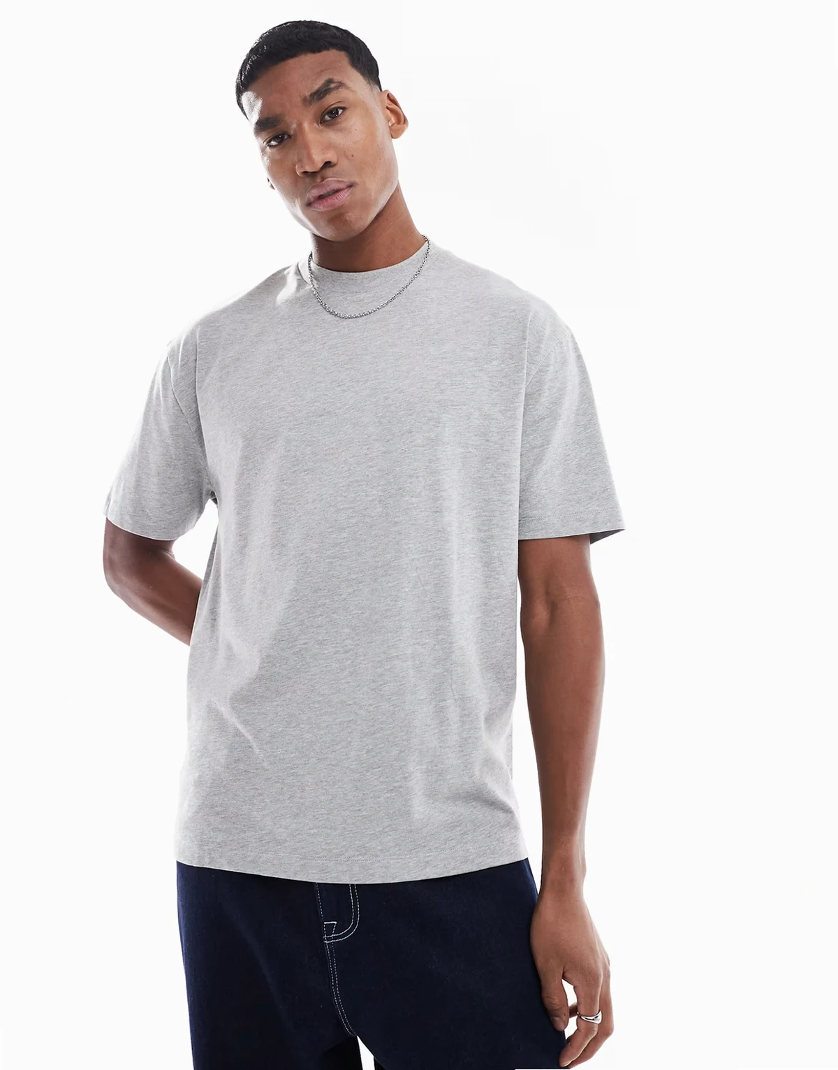 – Basic – Szary melanżowy T-shirt o luźnym kroju