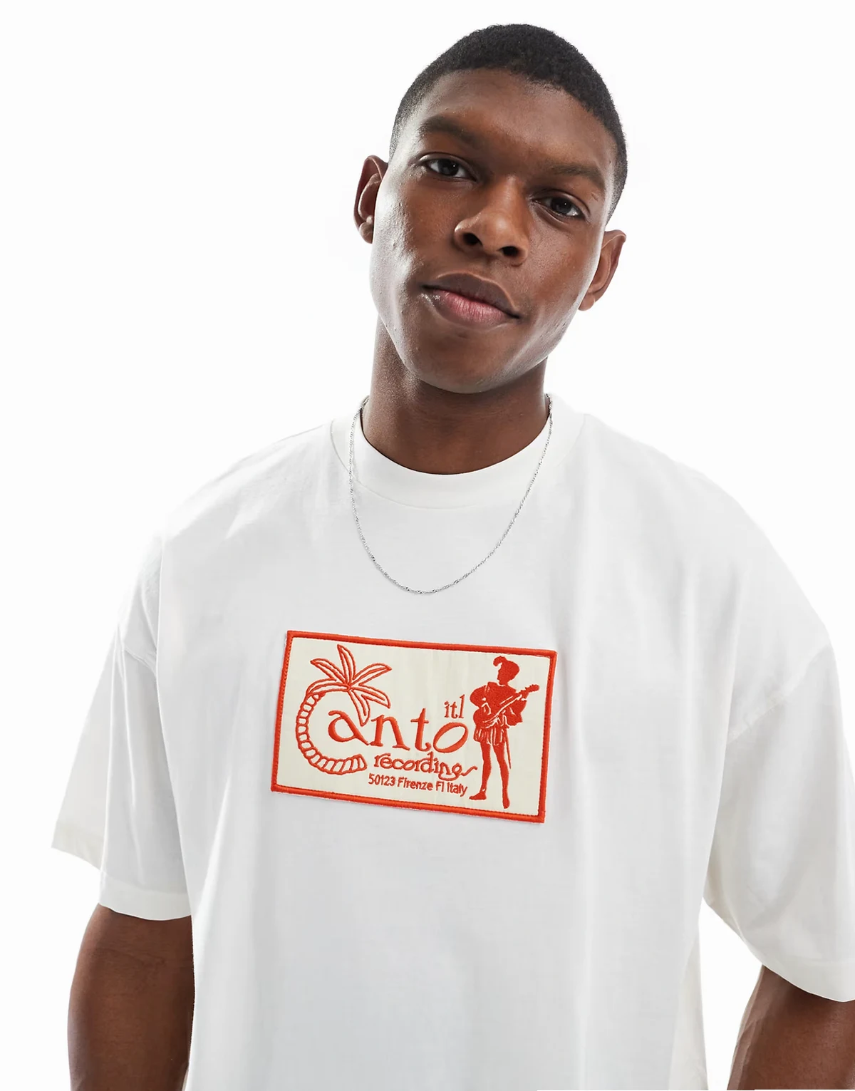 – Kremowy T-shirt oversize z wakacyjną grafiką