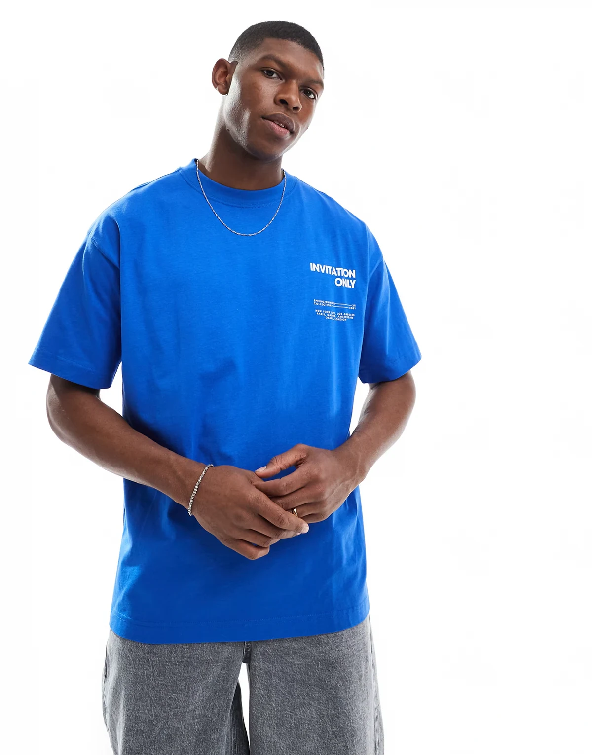 – T-Shirt in Electric-Blau mit „Invitation only“-Grafik