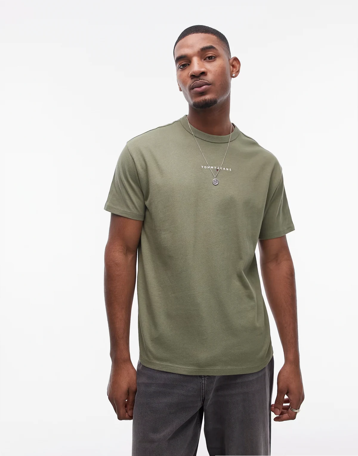 – T-Shirt in Armeegrün mit kleinem, linearem Logo