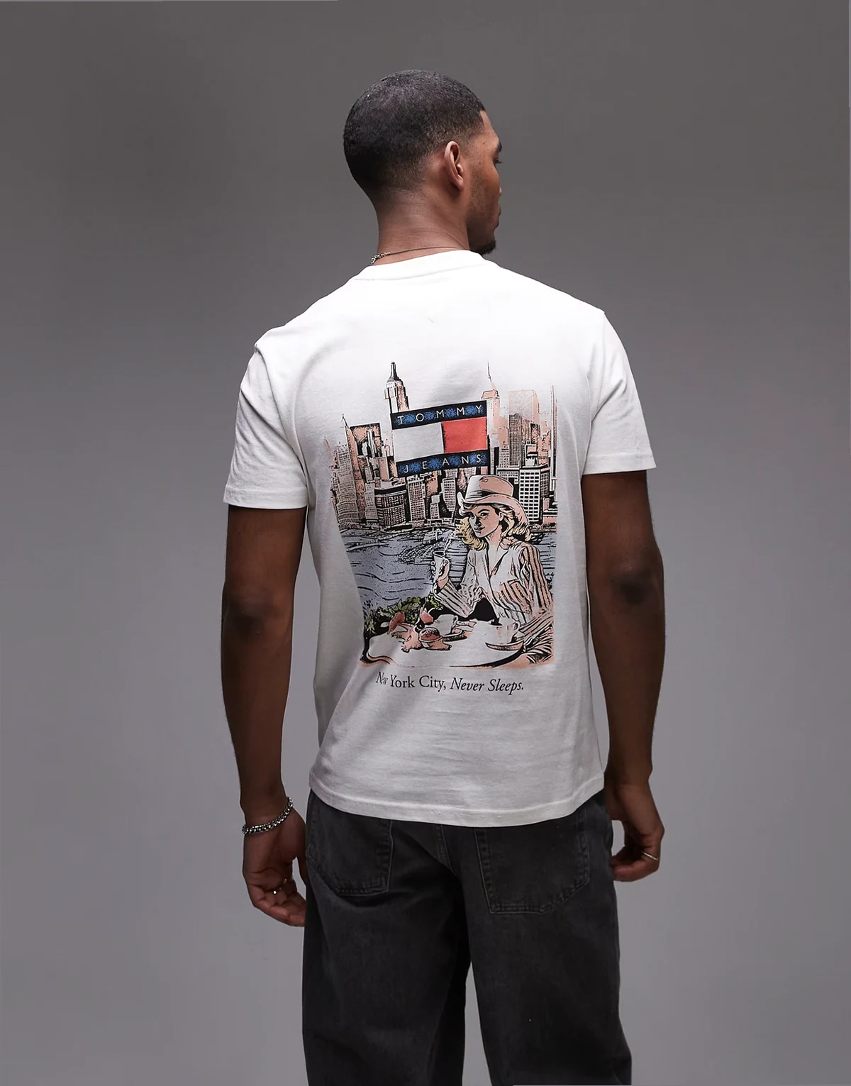 – T-Shirt in Weiß mit Frühstück-Rückenprint