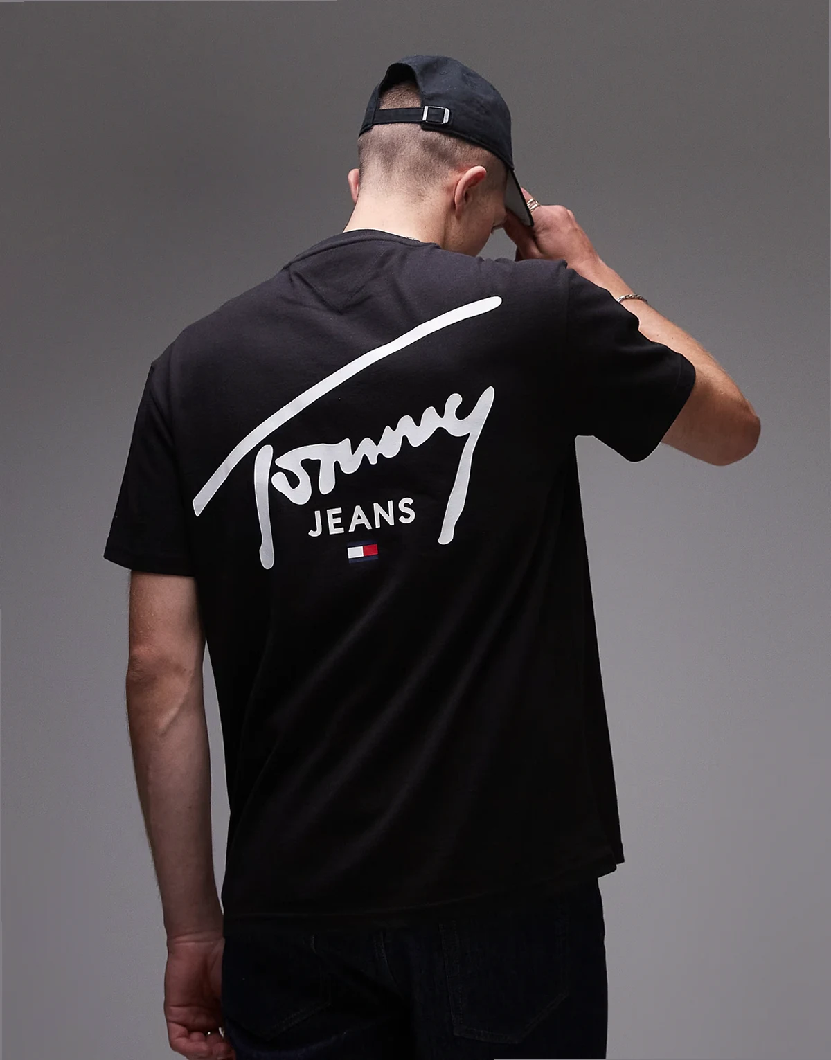 – T-Shirt in Schwarz mit Rundhalsausschnitt und Logo-Signatur