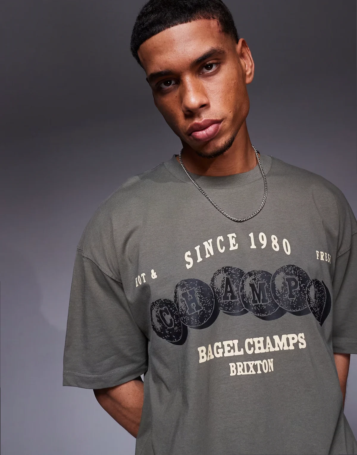 – T-shirt oversize w kolorze khaki ze sportową grafiką