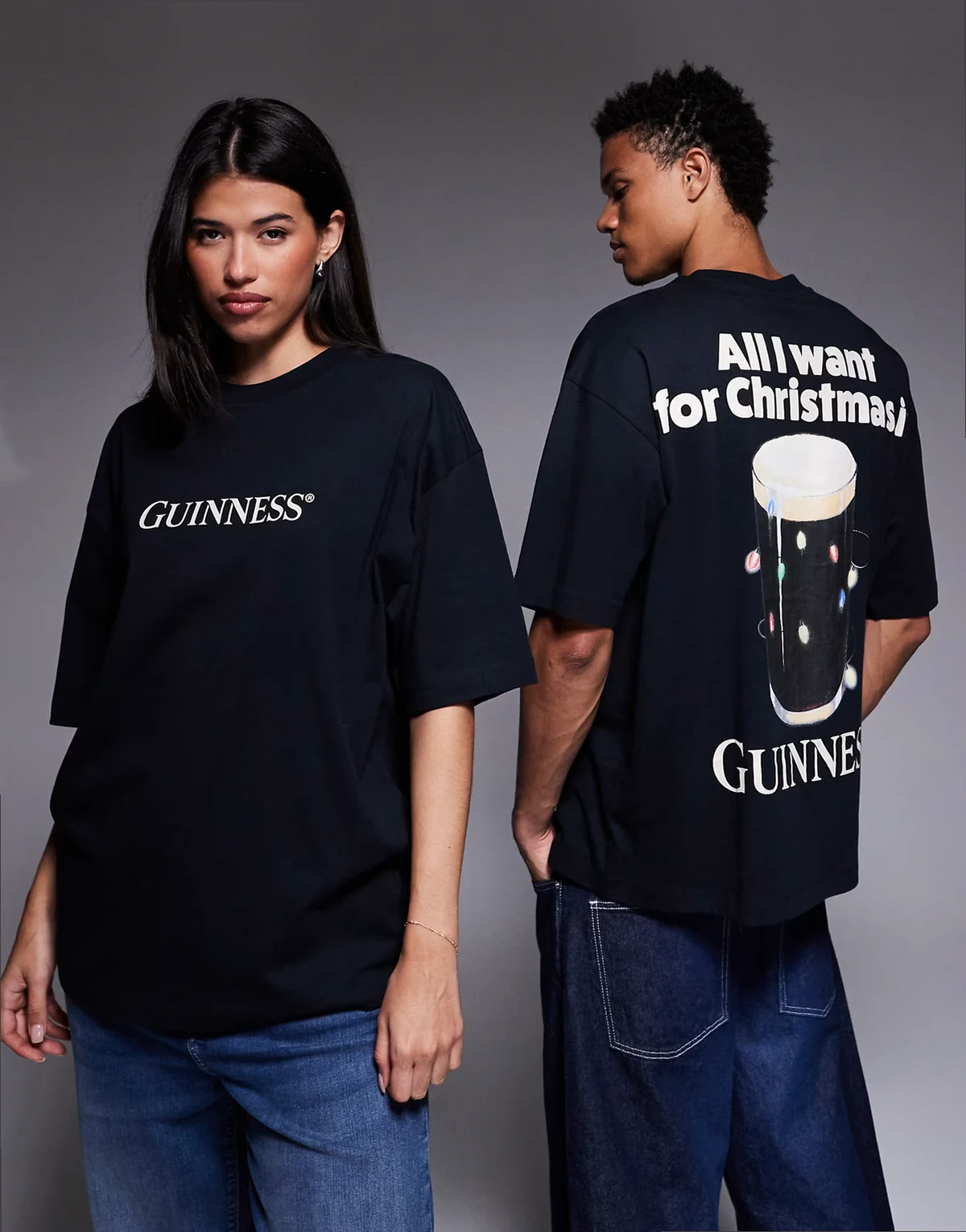 – Czarny T-shirt unisex o fasonie oversize ze świątecznym nadrukiem „Guinness”
