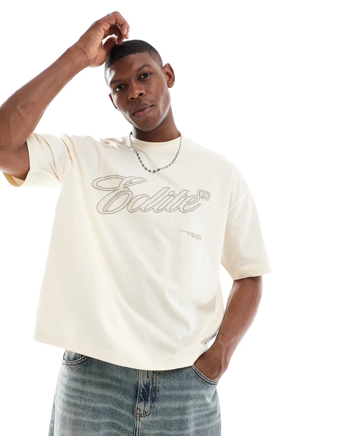 – Maślany pudełkowy T-shirt oversize z grafiką
