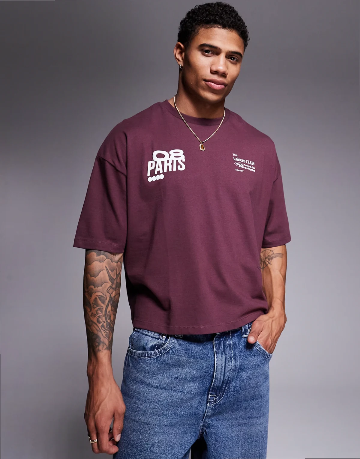 – Bordowy T-shirt oversize o krótszym fasonie z grafiką