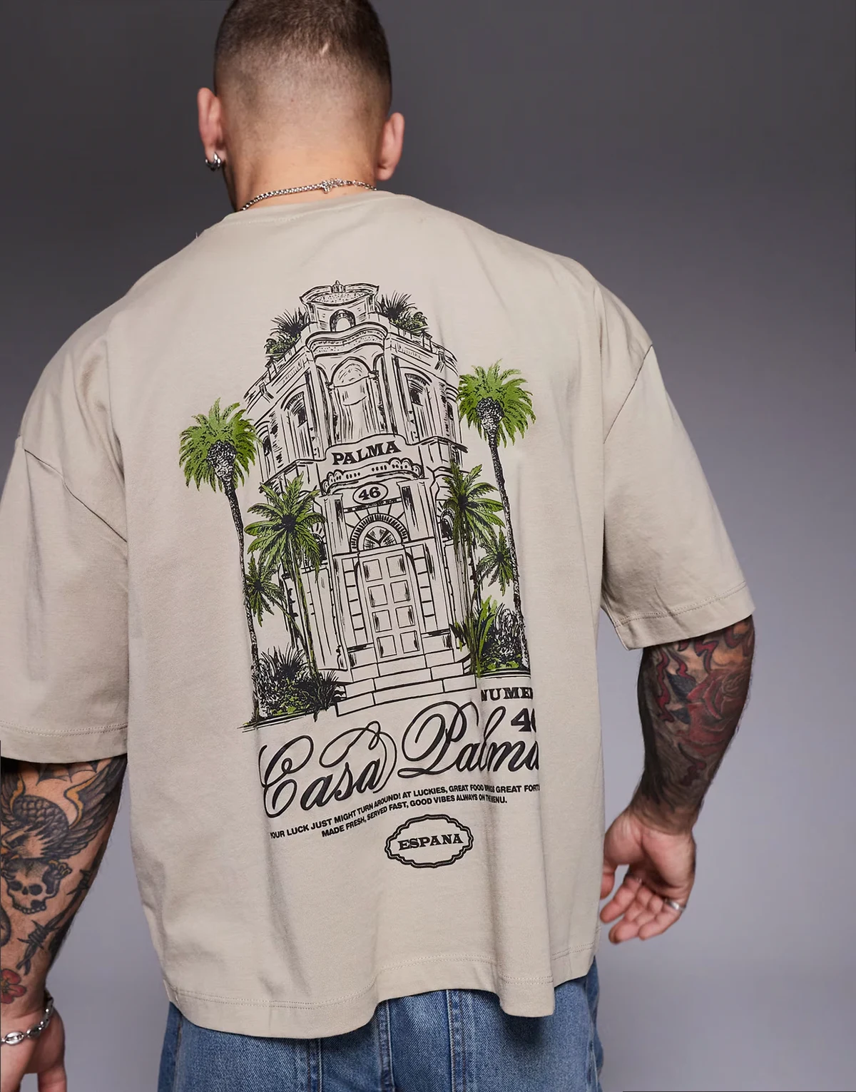 – Jasnobrązowy pudełkowy T-shirt oversize z nadrukiem z przodu i na plecach
