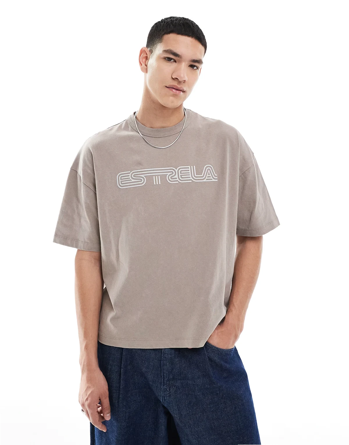 – Gruby T-shirt oversize o pudełkowym kroju w spranym szarobeżowym kolorze z gumowanym napisem