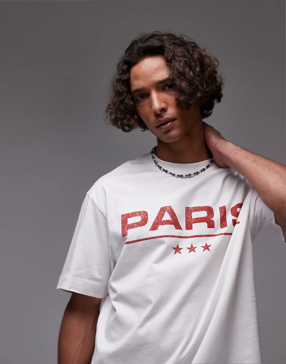 – Biały, luźny T-shirt z nadrukiem „Paris”