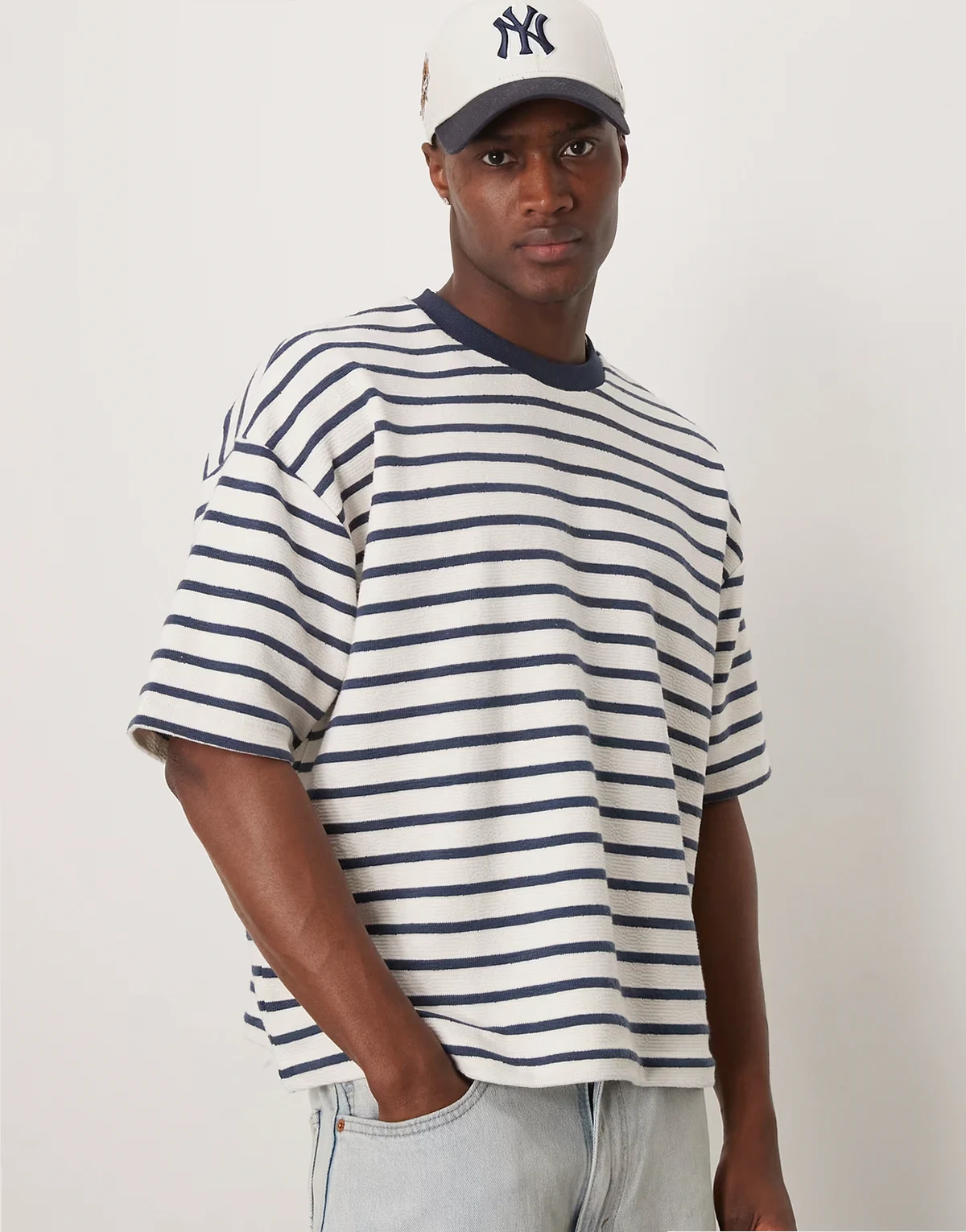 – Bardzo gruby pudełkowy T-shirt oversize ze wzorem w fakturowane paski