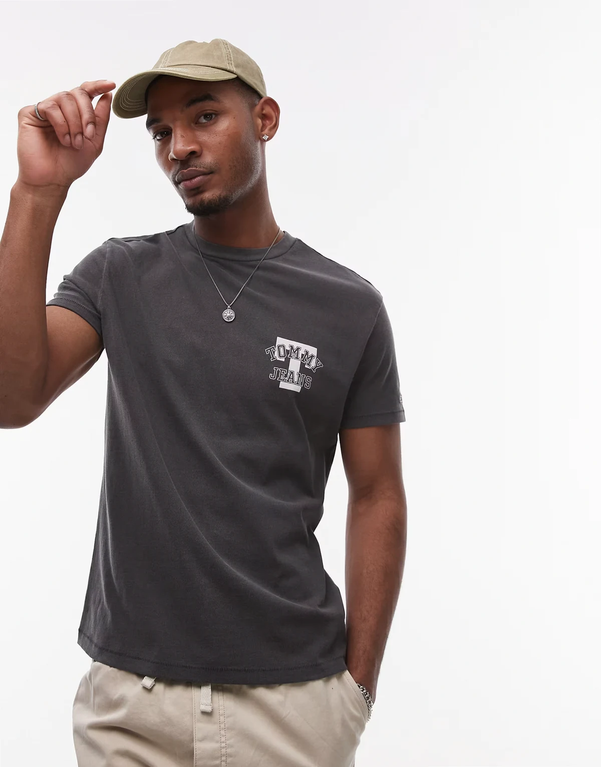 varsity chest logo t-shirt in black
