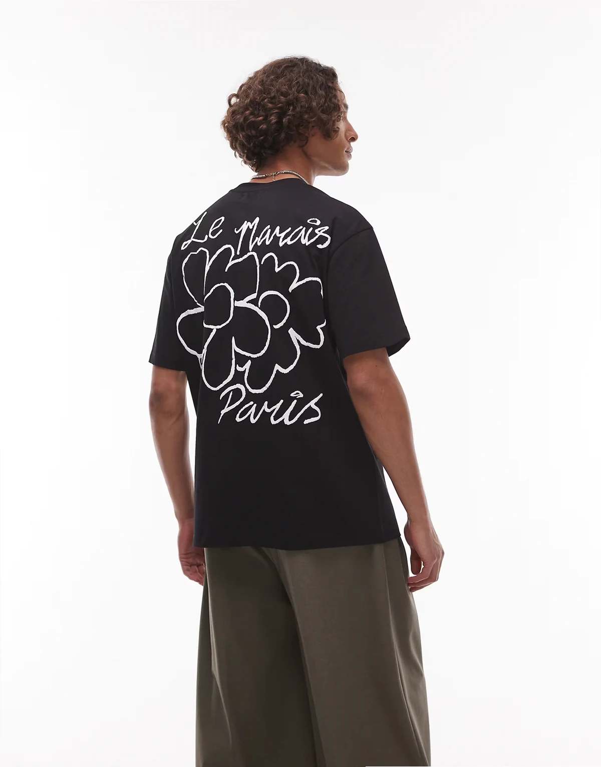 – Czarny, luźny T-shirt z wypukłym nadrukiem „Le Marais” z przodu i z tyłu