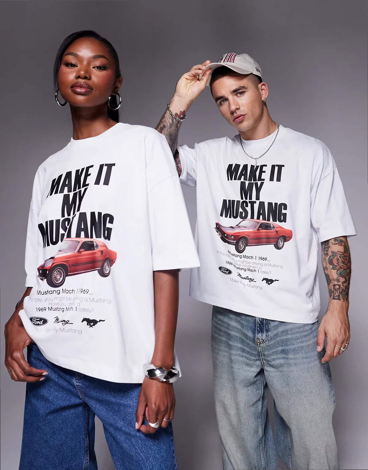 – Biały T-shirt unisex o pudełkowym kroju oversize z licencjonowanym nadrukiem Ford Mustang