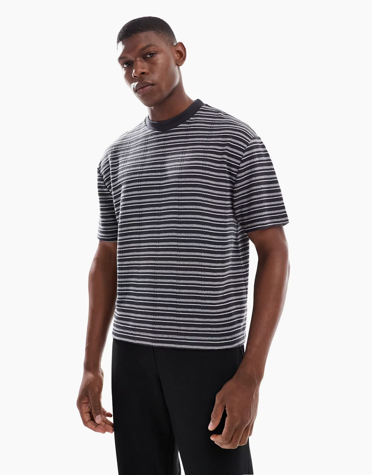 – Czarno-szary T-shirt w paski o luźnym pudełkowym kroju