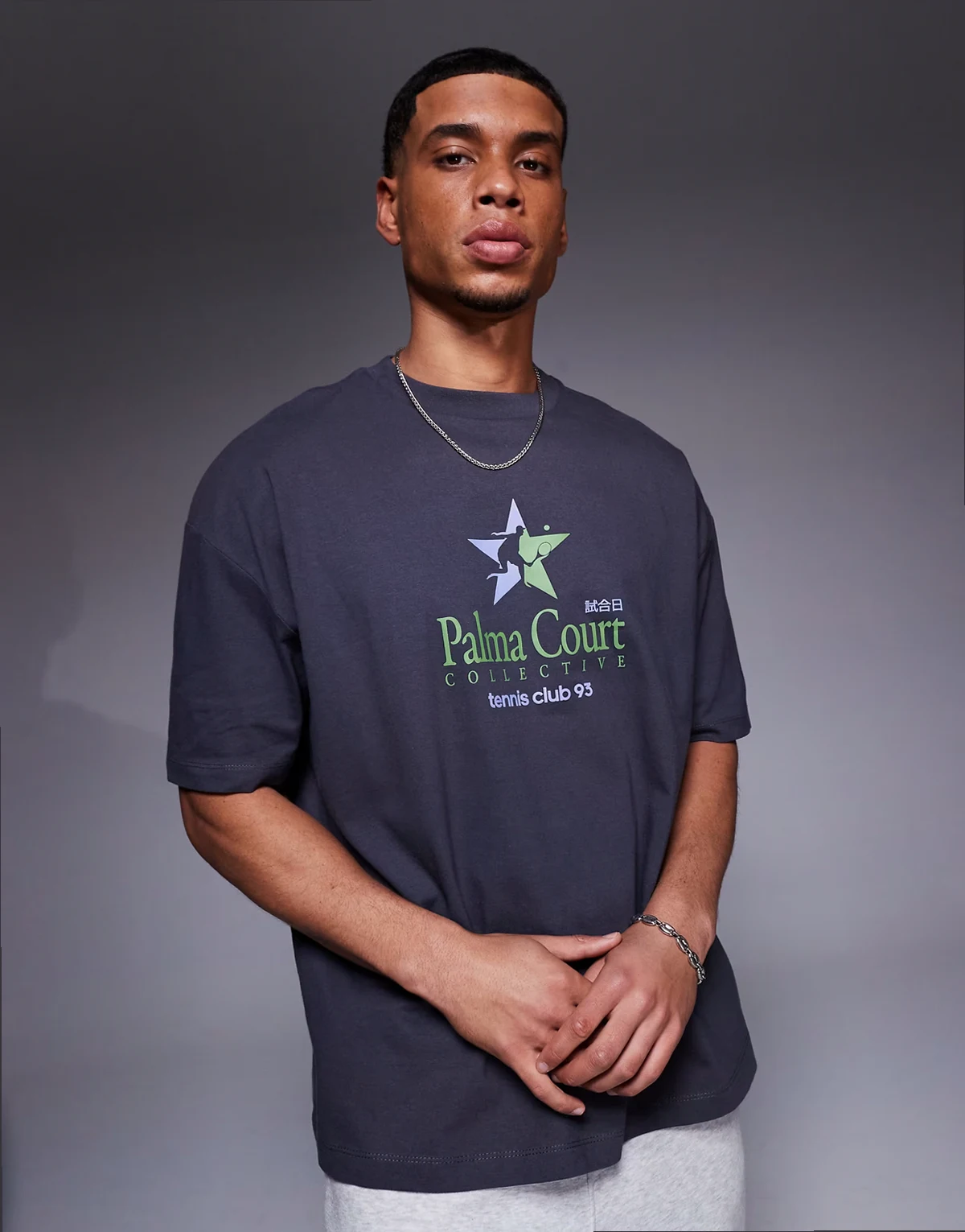 – Grafitowy T-shirt oversize ze sportową grafiką