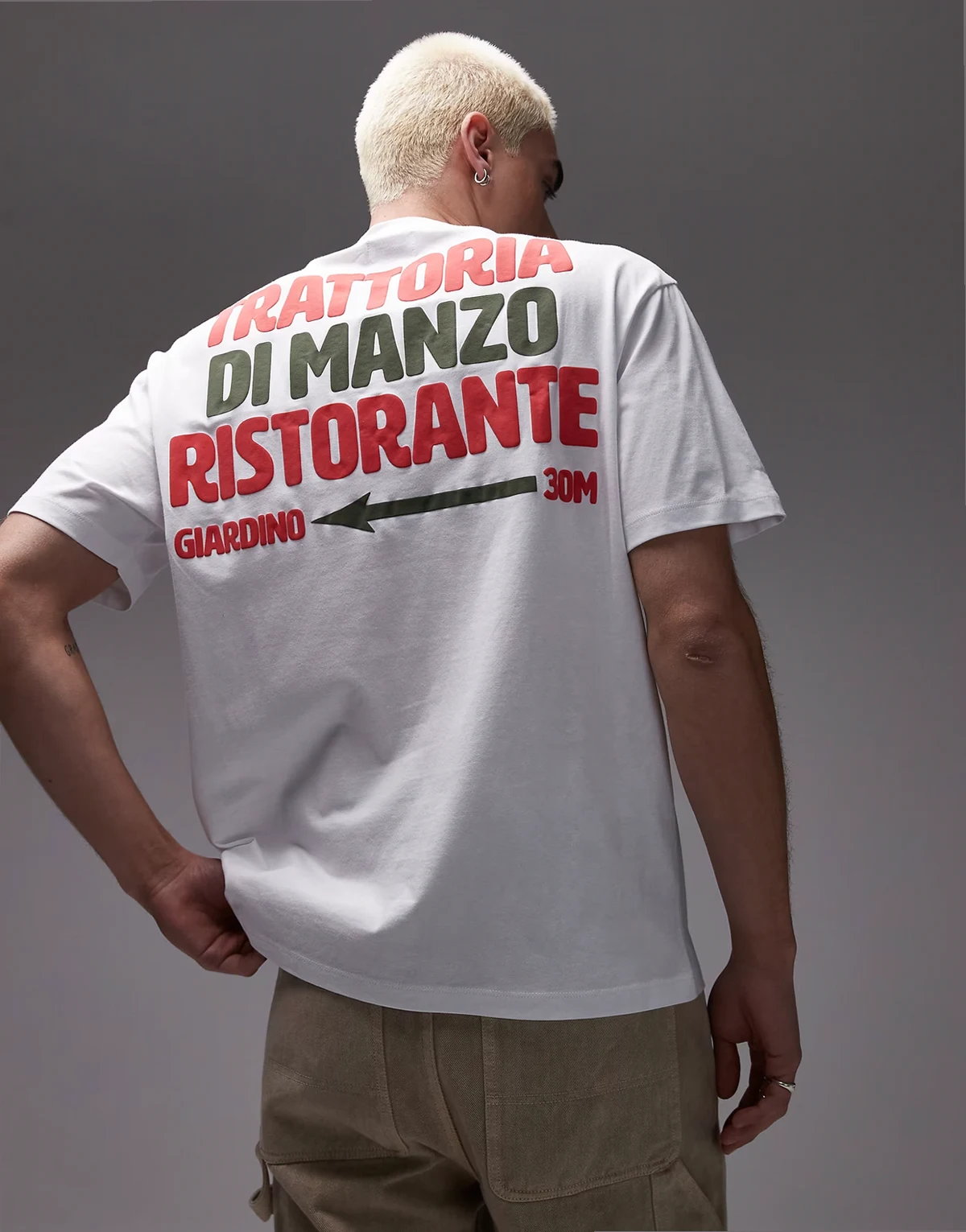 – Biały T-shirt z nadrukiem z napisem „Trattoria Di Manzo“ z przodu i z tyłu