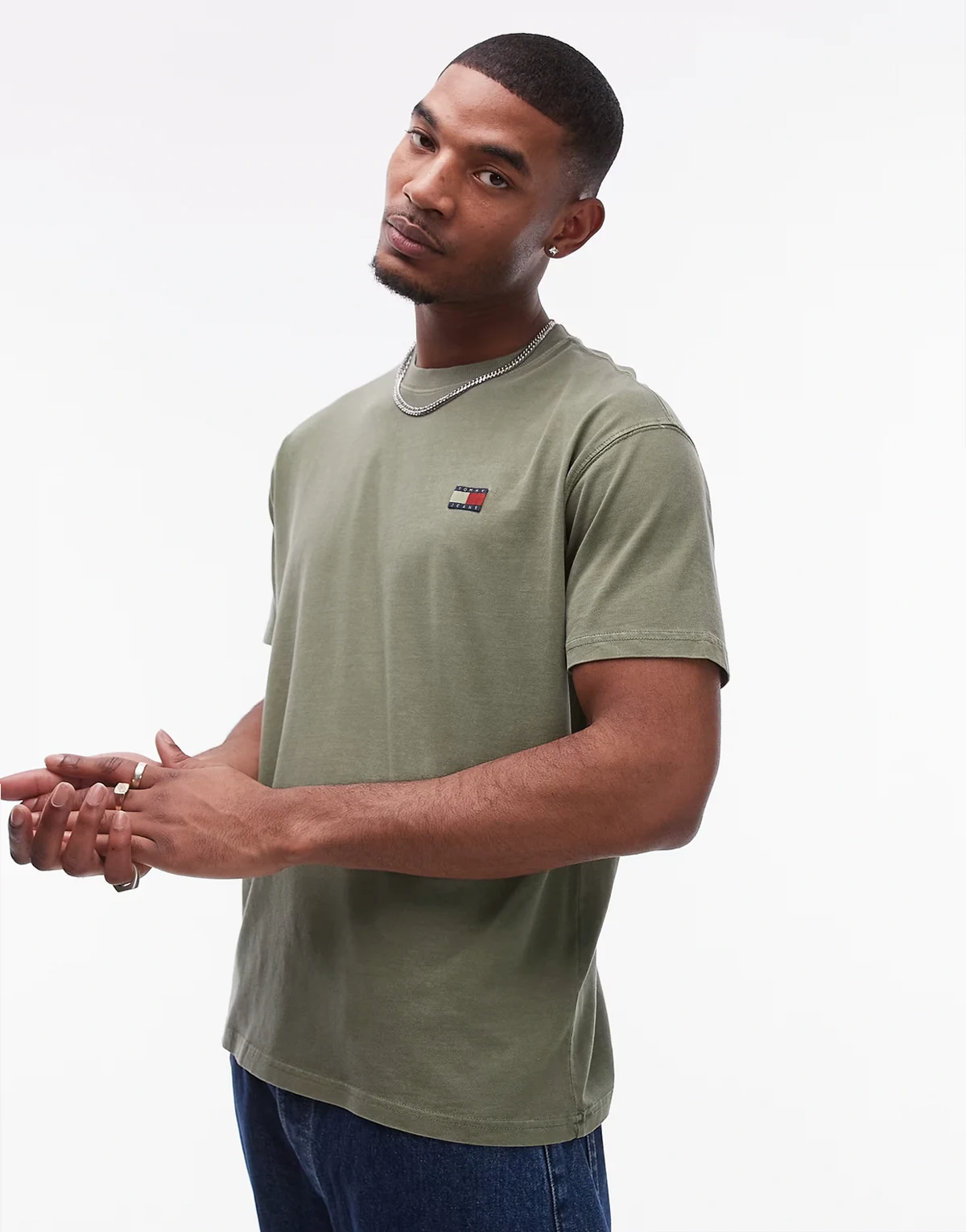 – T-Shirt in verwaschenem Khaki mit lockerem Schnitt und Logo-Aufnäher