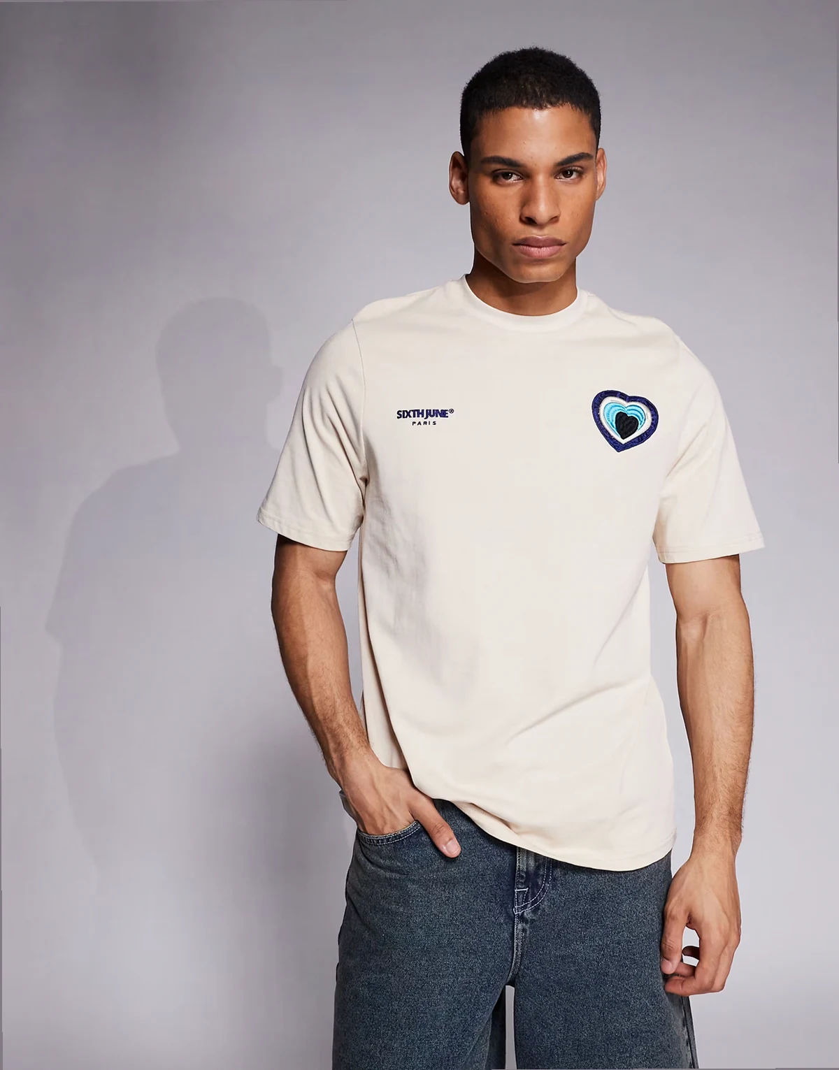 – T-Shirt in Beige mit kontrastierendem aufgesticktem Herz-Detail