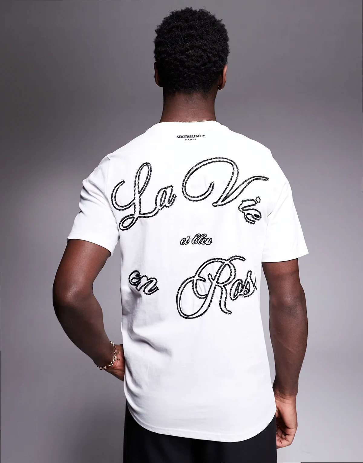 – T-Shirt in Weiß mit französischem Rückenmotiv