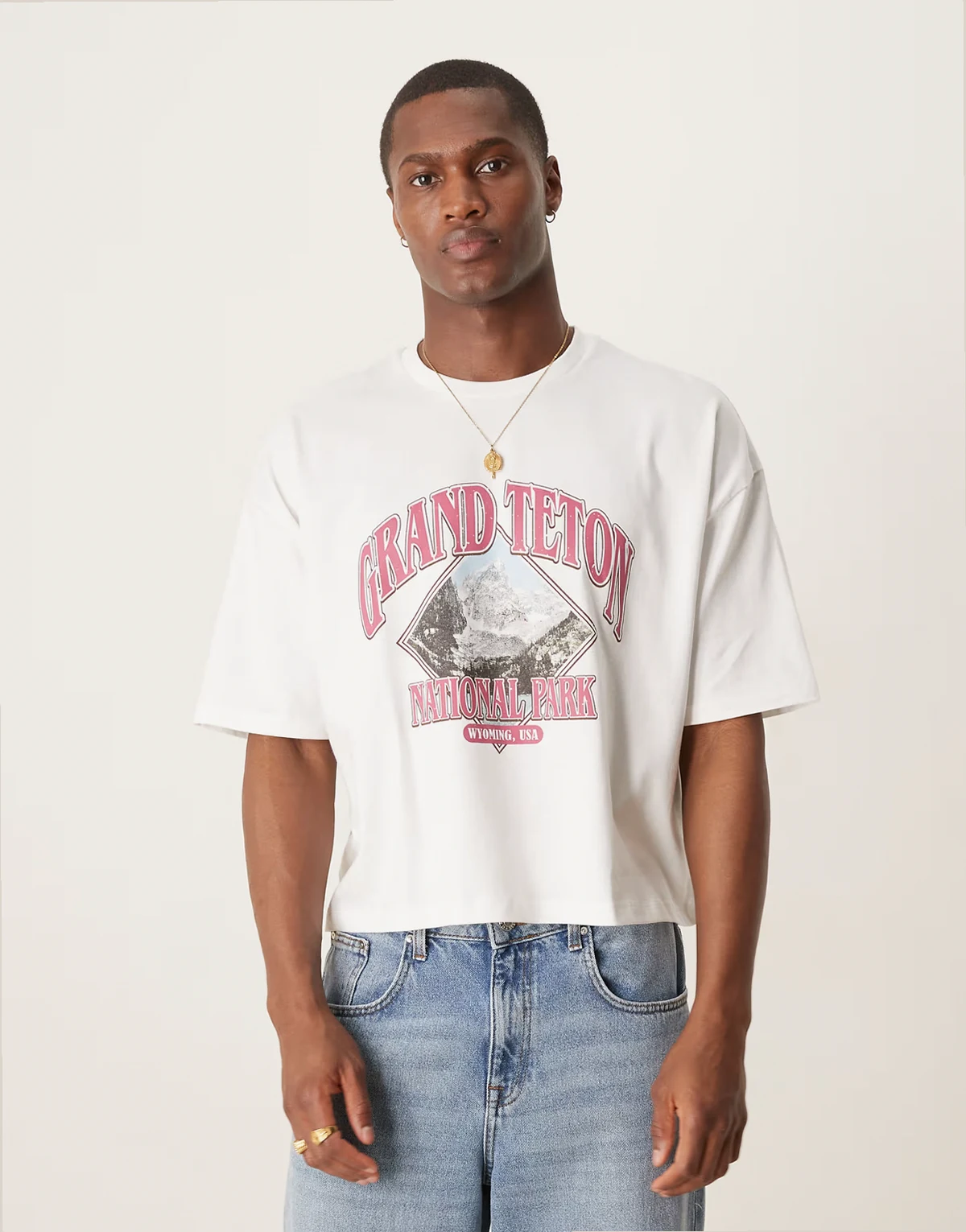 – Biały T-shirt oversize o krótkim fasonie z krajobrazową grafiką