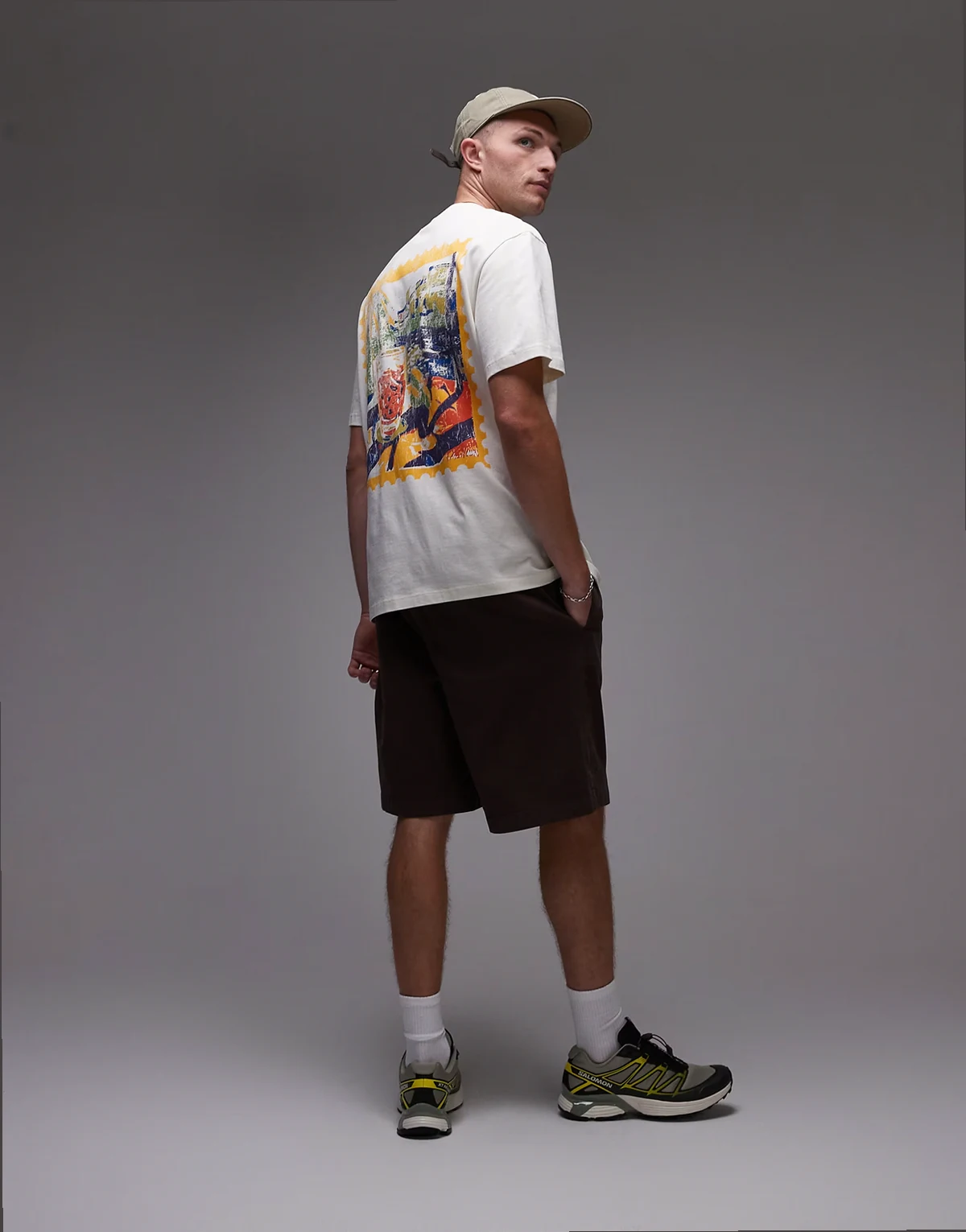 – Luźny T-shirt w kolorze ecru, z grafiką ze znaczkiem pocztowym