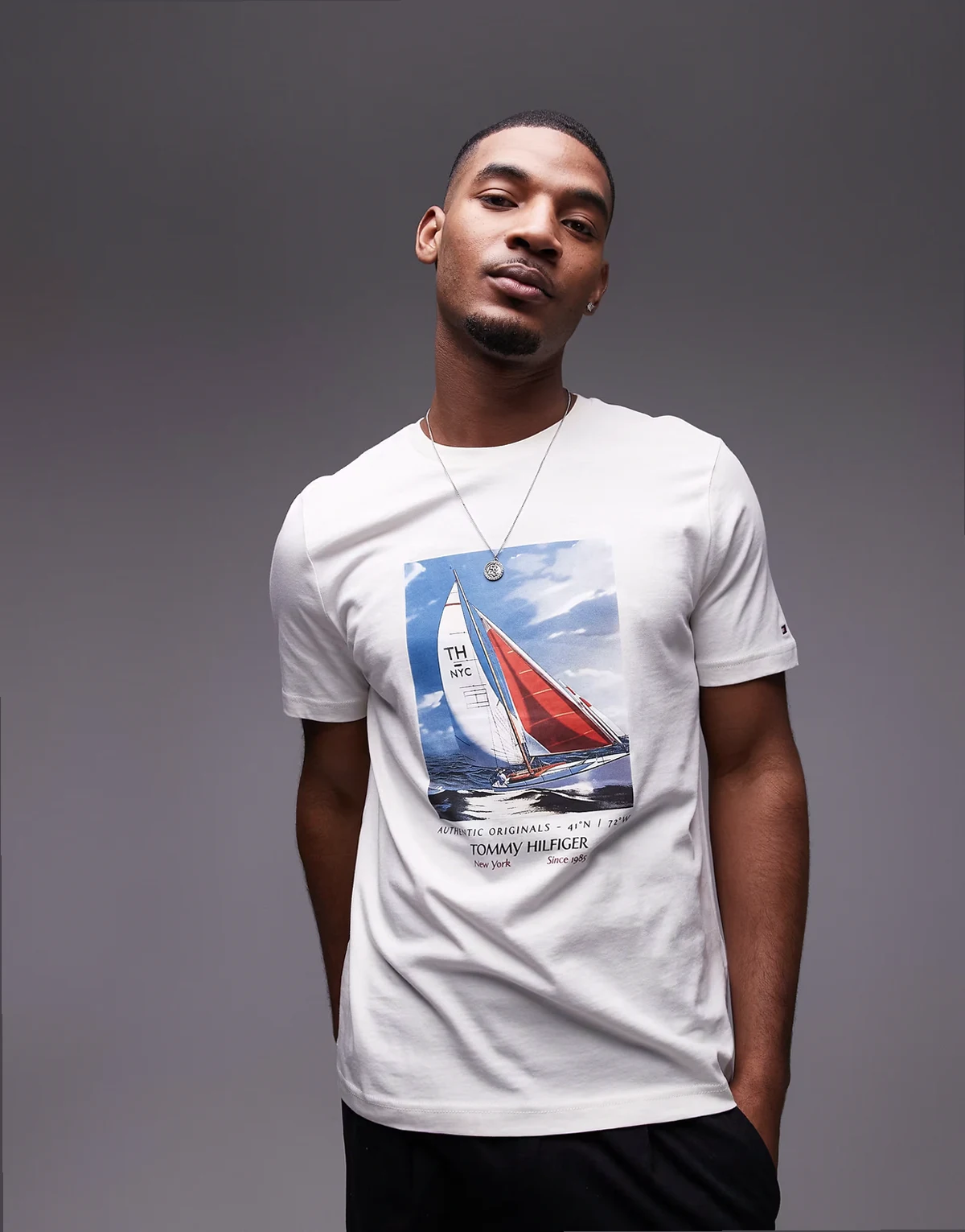 – T-shirt w kolorze złamanej bieli z grafiką z żaglówką